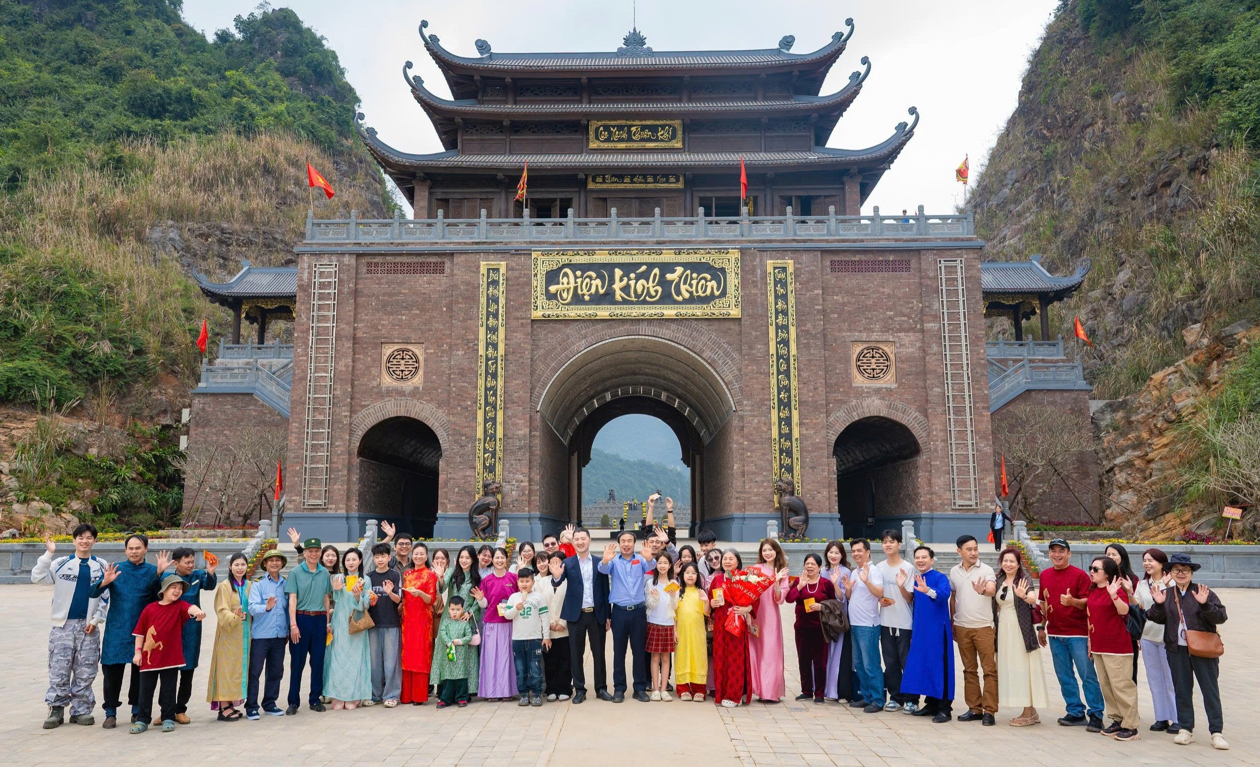 Khách du lịch đổ về Ninh Bình du Xuân, nhiều điểm du lịch quá tải - Ảnh 14.