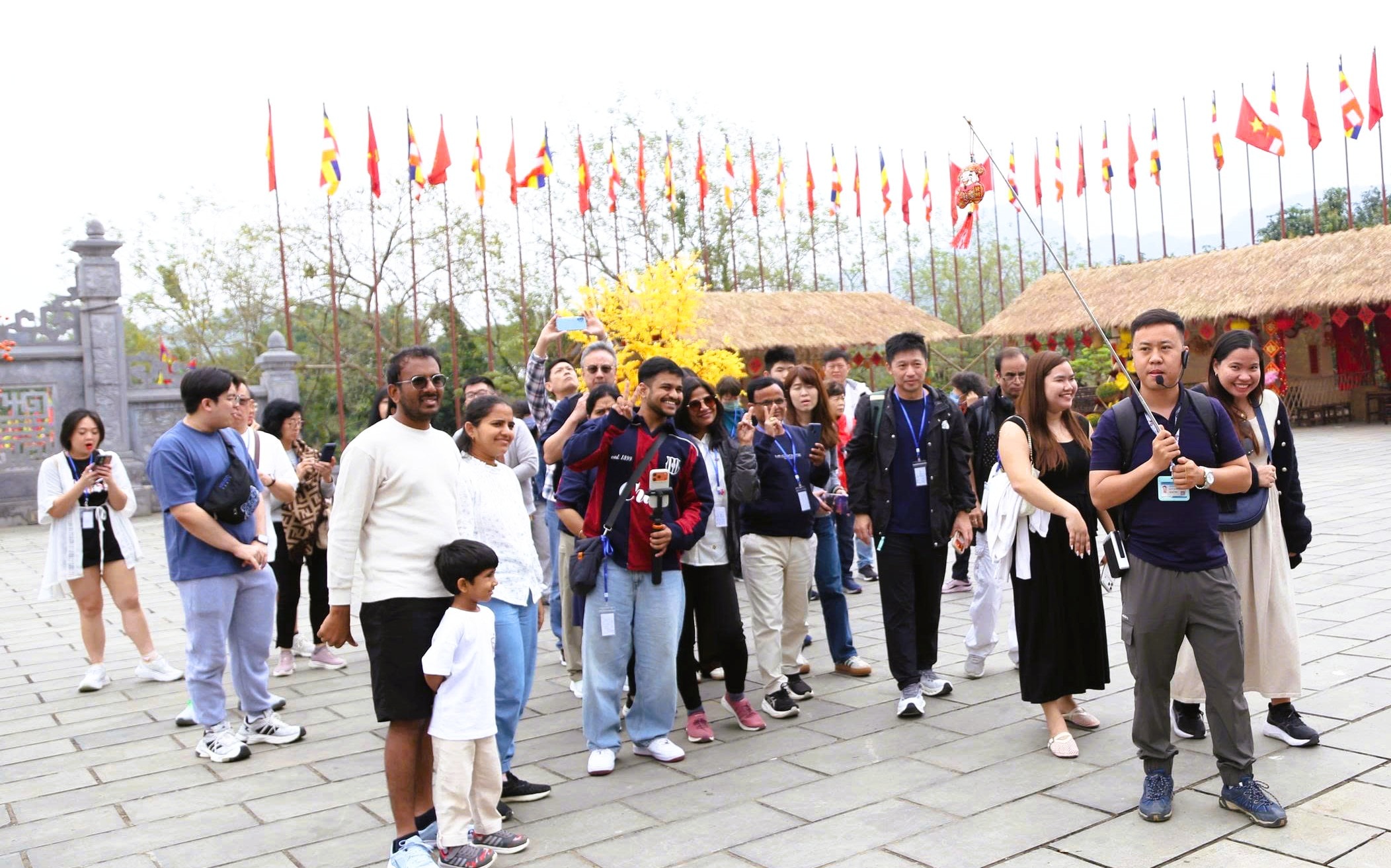 Khách du lịch đổ về Ninh Bình du Xuân, nhiều điểm du lịch quá tải - Ảnh 11.