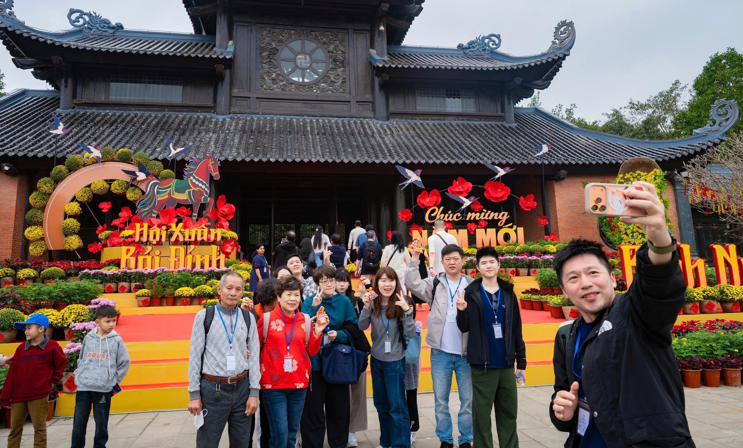 Khách du lịch đổ về Ninh Bình du Xuân, nhiều điểm du lịch quá tải - Ảnh 15.