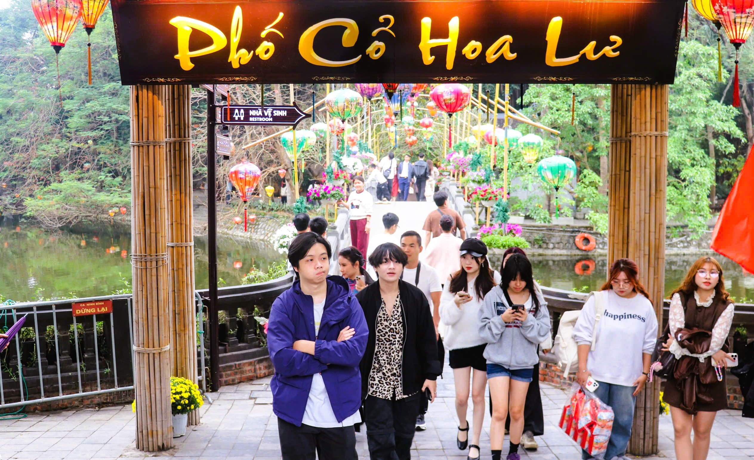 Khách du lịch đổ về Ninh Bình du Xuân, nhiều điểm du lịch quá tải - Ảnh 9.