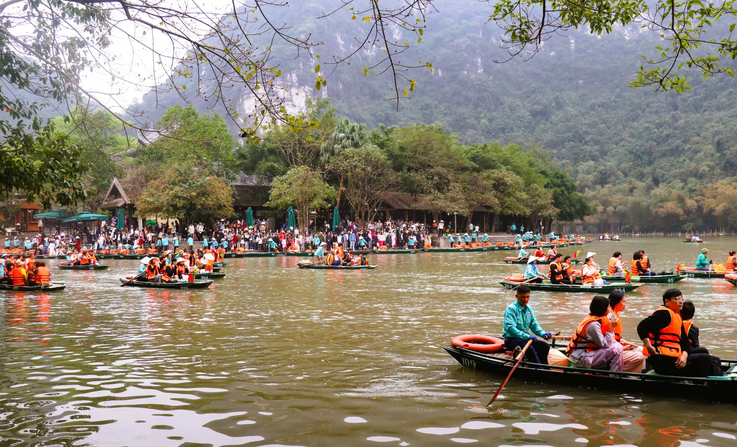 Khách du lịch đổ về Ninh Bình du Xuân, nhiều điểm du lịch quá tải - Ảnh 6.
