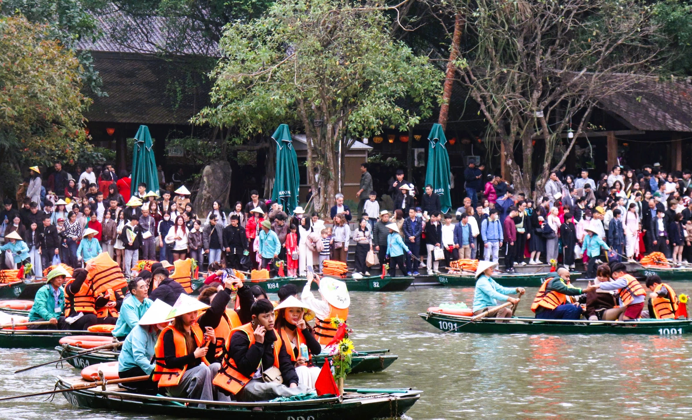 Khách du lịch đổ về Ninh Bình du Xuân, nhiều điểm du lịch quá tải - Ảnh 7.