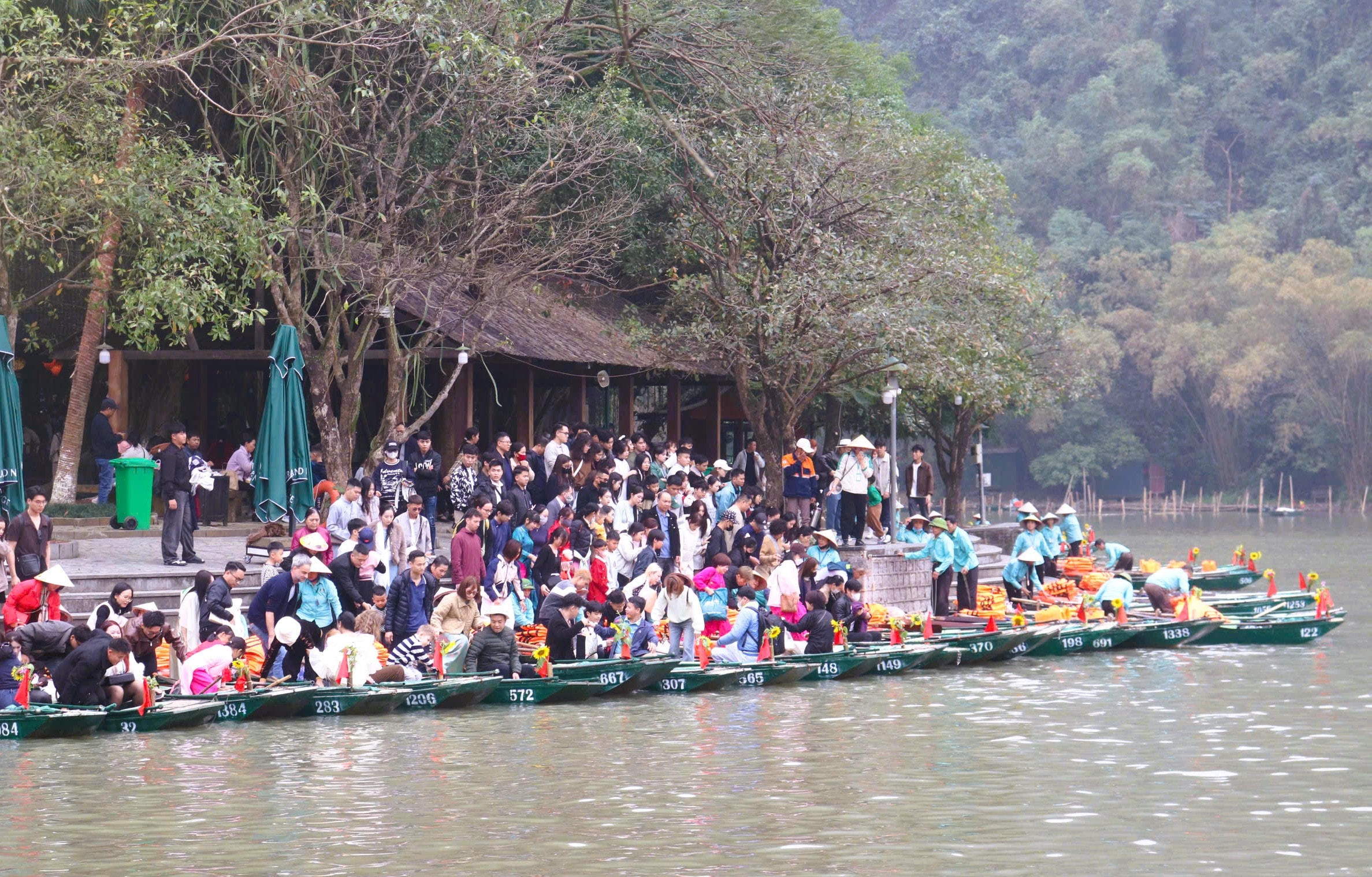 Khách du lịch đổ về Ninh Bình du Xuân, nhiều điểm du lịch quá tải - Ảnh 8.