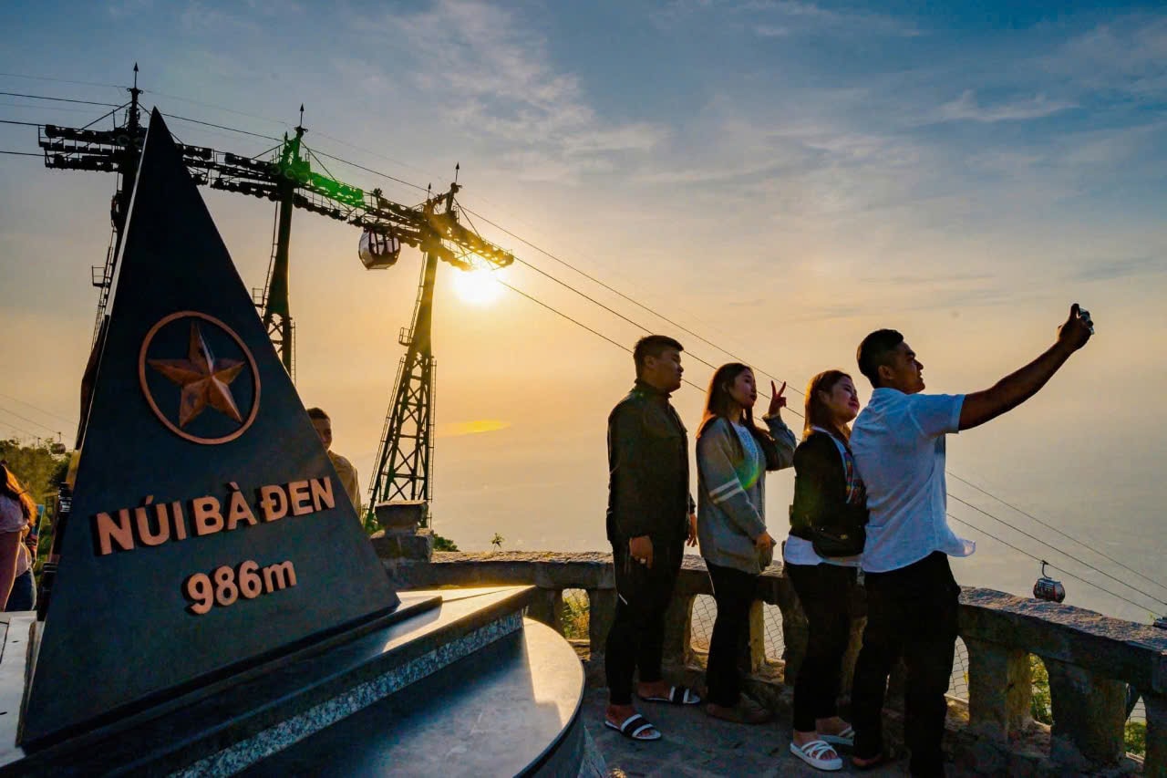  Núi Bà Đen đón lượng khách "khủng" trong 6 ngày Tết - Ảnh 6.