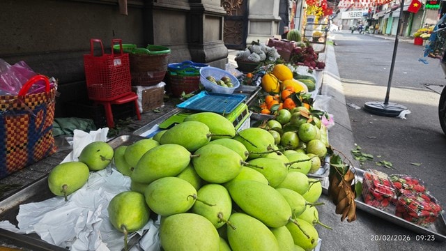 Mùng 4 Tết 2026: Giá trái cây cúng cao , dưa hấu chỉ 10 . 000 Đồng / kg - Ảnh 4.