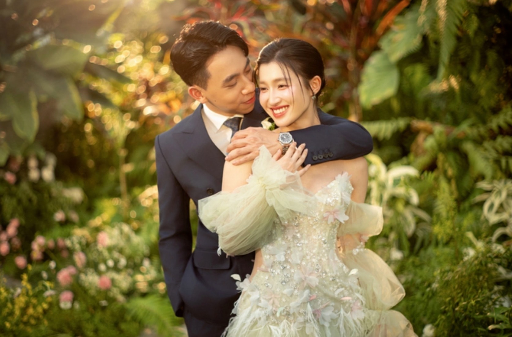 Á hậu Phương Nhi trở thành con dâu hào môn.