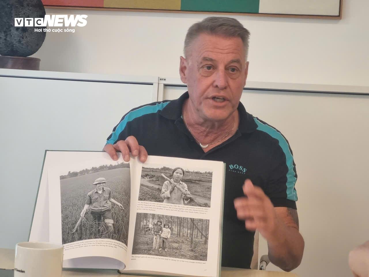 Ông Ulf Johansson chia sẻ về bức ảnh chụp một cô gái làm việc trong lĩnh vực nông nghiệp (phía trên bên phải). Cô gái chia sẻ với các nhà báo rằng cô đang tiết kiệm tiền và hy vọng rằng một năm sau sẽ có đủ khả năng để kết hôn.