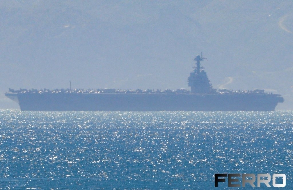 Tàu sân bay USS Gerald R. Ford đang di chuyển qua eo biển Gibraltar. (Ảnh: Daniel Ferro)