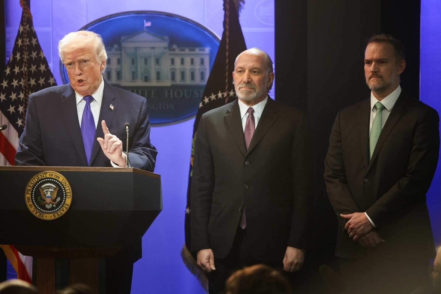 Tổng thống Mỹ Donald Trump phát biểu bên cạnh Bộ trưởng Thương mại Howard Lutnick và Đại diện Thương mại Mỹ Jamieson Greer tại cuộc họp báo sau khi Tòa án Tối cao Mỹ bác bỏ các mức thuế quan diện rộng do ông đề xuất.