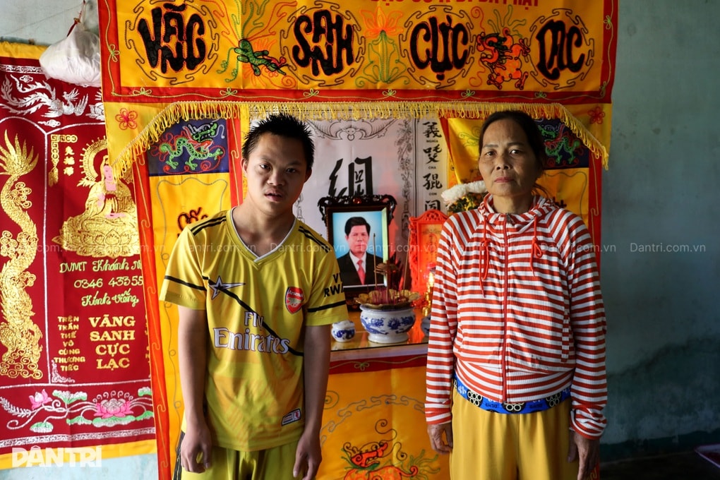 Gia cảnh thương tâm của người mẹ bệnh nặng nuôi con trai mắc hội chứng Down - 2 Gia cảnh thương tâm của người mẹ bệnh nặng nuôi con trai mắc hội chứng Down - 2