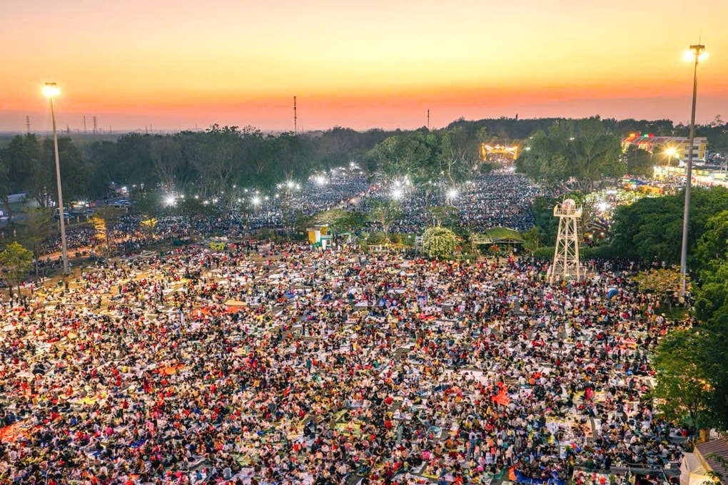 Biển người đổ về núi Bà Đen dịp Tết, Tây Ninh bội thu - 1