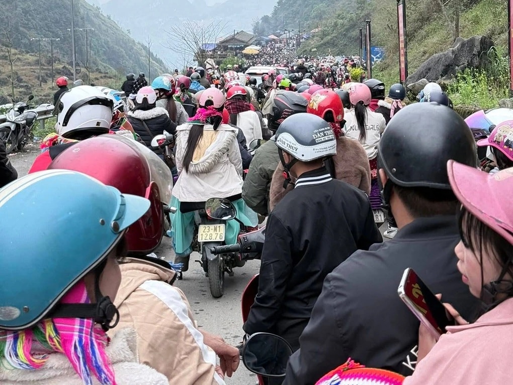 Hà Giang kẹt cứng các điểm nóng, khách hỏi tìm nơi ngủ nhờ trong đêm - 2