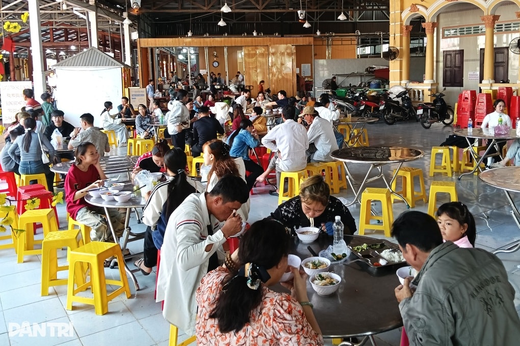 Đầu năm viếng chùa có tượng Phật Dược Sư cao 33m, ăn bún nước lèo chay - 3