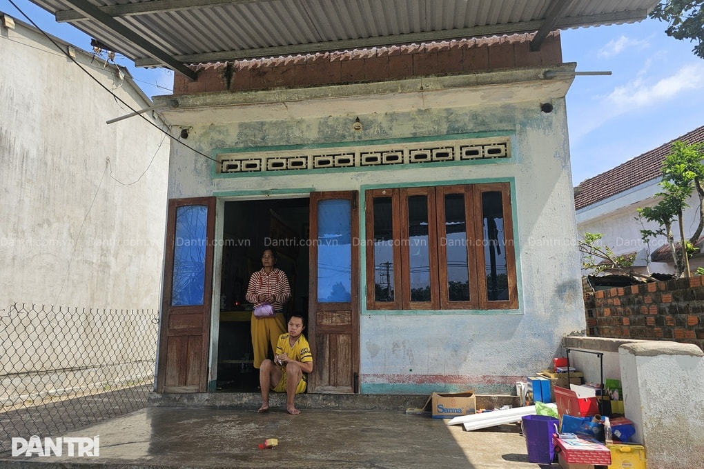 Gia cảnh thương tâm của người mẹ bệnh nặng nuôi con trai mắc hội chứng Down - 1 Gia cảnh thương tâm của người mẹ bệnh nặng nuôi con trai mắc hội chứng Down - 1