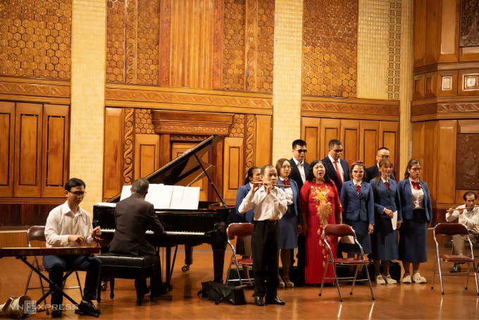 (Bài Tết) Vợ chồng giáo sư 23 năm thắp sáng cuộc đời trẻ khiếm thị