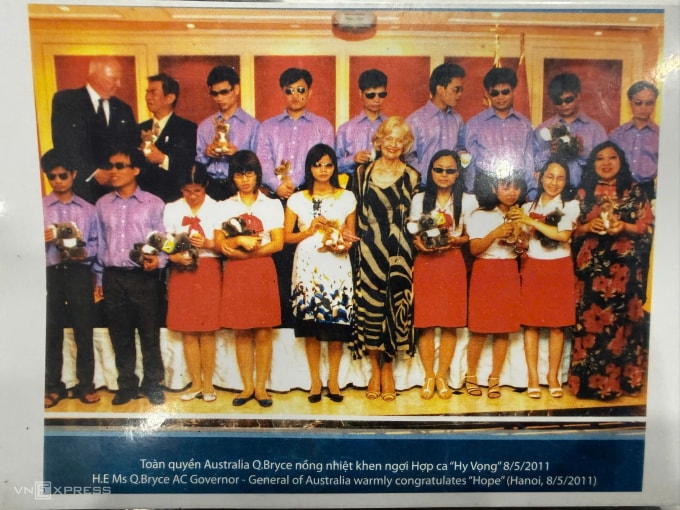 (Bài Tết) Vợ chồng giáo sư 23 năm thắp sáng cuộc đời trẻ khiếm thị - 1