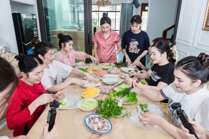 Hường (áo đen đang đứng) cùng các chị chồng chuẩn bị đồ ăn cho gia đình, năm 2025. Ảnh: Hoàng Hường