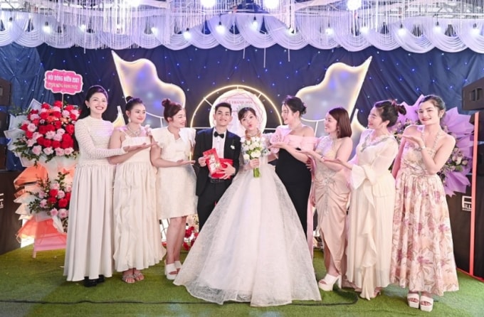 Vợ chồng Hường bên các chị gái trong lễ cưới tháng 12/2024. Ảnh: Hoàng Hường