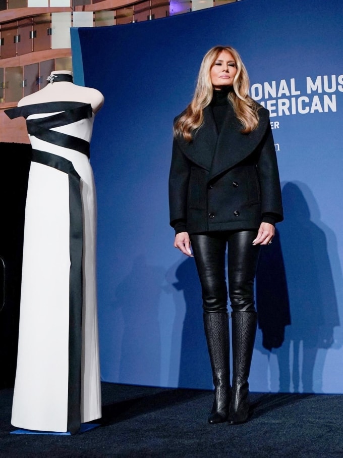 Bà Melania Trump tặng đầm cho bảo tàng. Thiết kế dáng suông bằng lụa crepe màu trắng ngà với hai dải lụa đen. Ảnh: Reuters