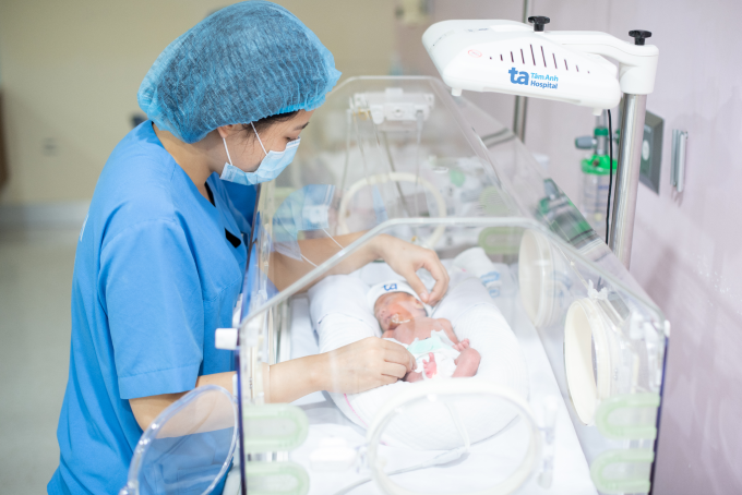 Bé sinh non được chăm sóc đặc biệt tại phòng NICU, Bệnh viện Đa khoa Tâm Anh Hà Nội. Ảnh: Bệnh viện cung cấp