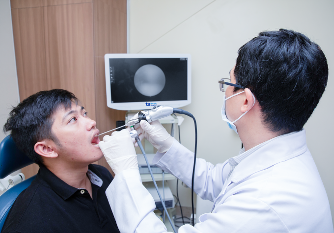 Bác sĩ Tường đang nội soi họng cho một người bệnh. Ảnh: Bệnh viện Đa khoa Tâm Anh