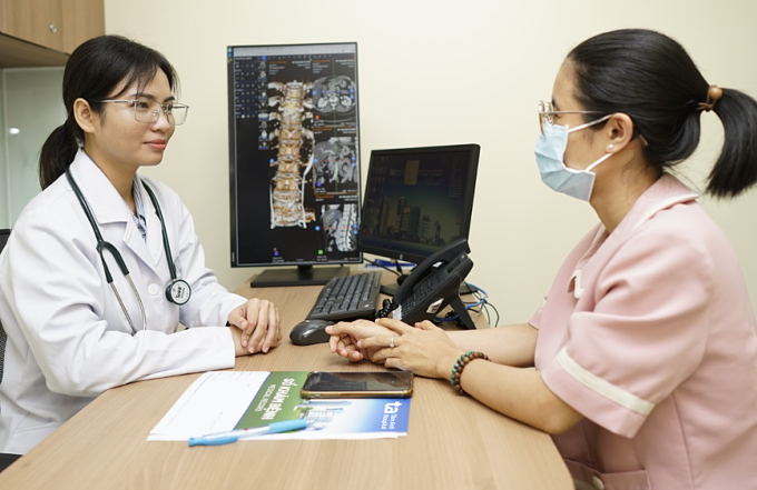 Bác sĩ Diệp tư vấn cho người bệnh. Ảnh minh họa: Bệnh viện Đa khoa Tâm Anh