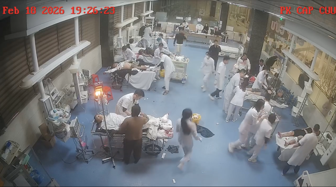 Các bệnh nhân được cấp cứu tại Bệnh viện Đa khoa Quốc tế Hợp Lực. Ảnh cắt từ clip
