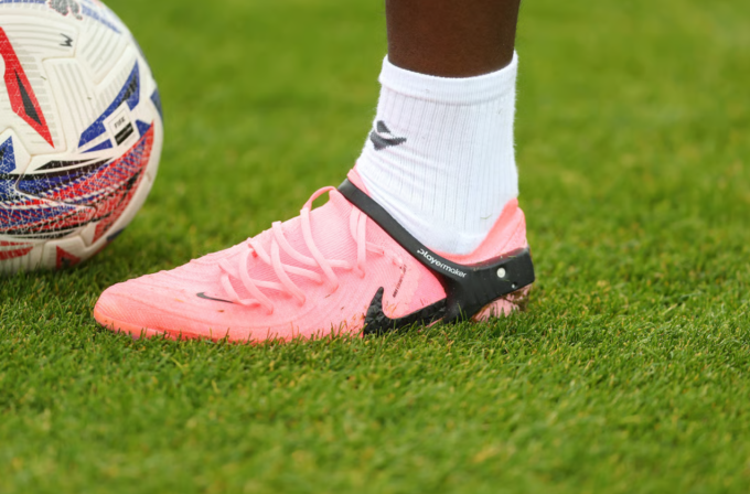 Cảm biến gắn trên giày bóng đá cho phép các CLB phân tích dữ liệu cầu thủ. Ảnh: SCMP