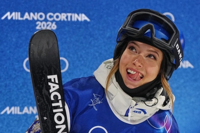 Eileen Gu tại vòng loại nội dung halfpipe nữ, Olympic mùa Đông ở Công viên tuyết Livigno, thung lũng Valtellina, xứ Lombardy, Italy tối 19/2/2026. Ảnh: AP
