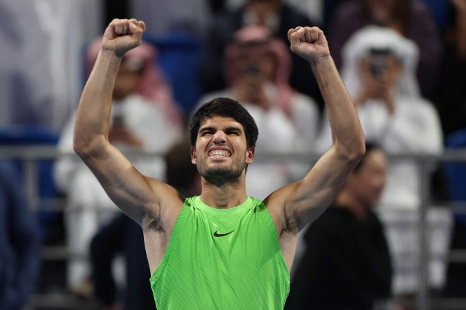 Alcaraz mừng chiến thắng trong trận gặp Rublev ở bán kết Qatar Mở rộng, trên sân Trung tâm tại Doha, Qatar hôm 19/2. Ảnh: Reuters