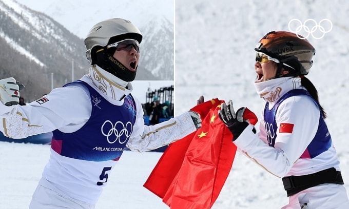 Vợ chồng VĐV Trung Quốc Xu Mengtao (phải) và Wang Xindi cùng giành HC vàng nội dung aerials nữ và nam tại Công viên tuyết Livigno, tỉnh Sondrio, xứ Lombardy, Italy, Olympic mùa Đông 2026. Ảnh: Olympics