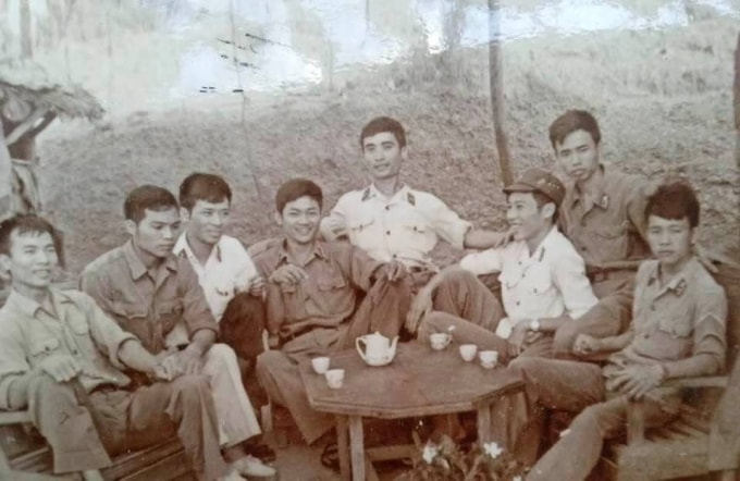 Thầy Tuấn (thứ 4 từ trái sang) chụp ảnh cùng đồng đội sau khi chiến tranh biên giới phía Bắc kết thúc, năm 1979. Ảnh: Nhân vật cung cấp
