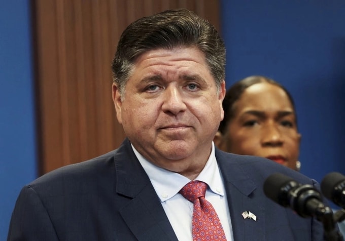 Thống đốc Illinois JB Pritzker phát biểu tại Chicago hồi tháng 9/2025. Ảnh: Reuters