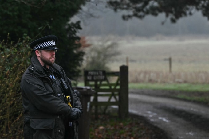 Cảnh sát đứng bên ngoài trang trại Wood Farm ở Norfolk, nơi cựu hoàng tử Andrew bị bắt, hôm 19/2. Ảnh: AFP