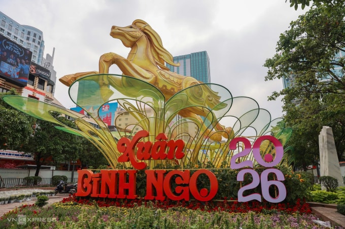 Linh vật ngựa ở đầu đường hoa Nguyễn Huệ gần trụ sở UBND TP HCM được giữ lại đến ngày 22/3. Ảnh: Quỳnh Trần