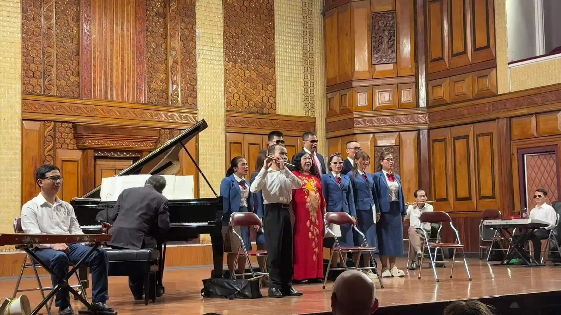 Vợ chồng giáo sư 23 năm 'thắp sáng' cuộc đời trẻ khiếm thị