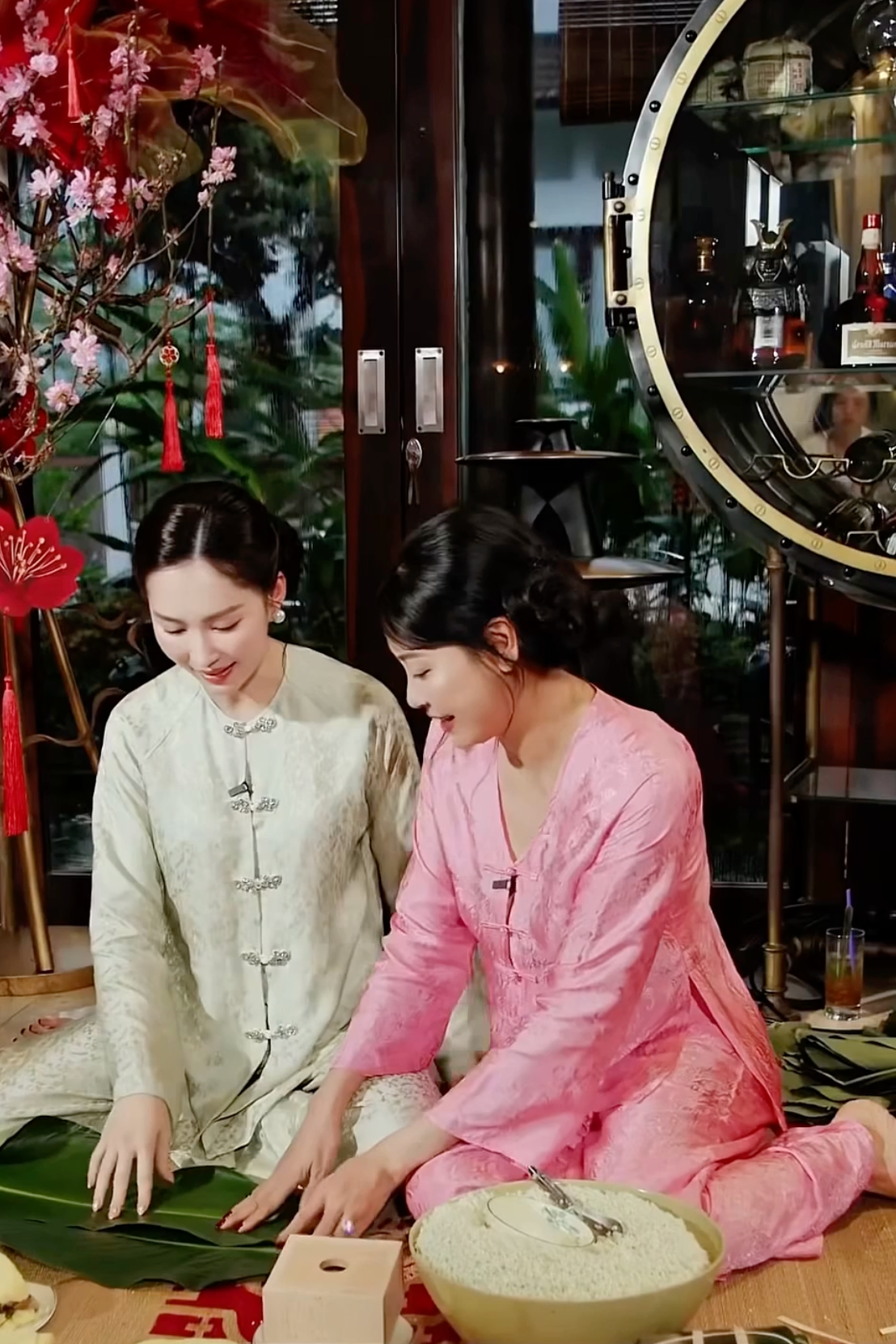 Đặng Thu Thảo gói bánh chưng cùng Hà Kiều Anh