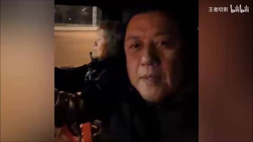 Mẹ 83 tuổi lái xe đón Lý Á Bằng về nhà