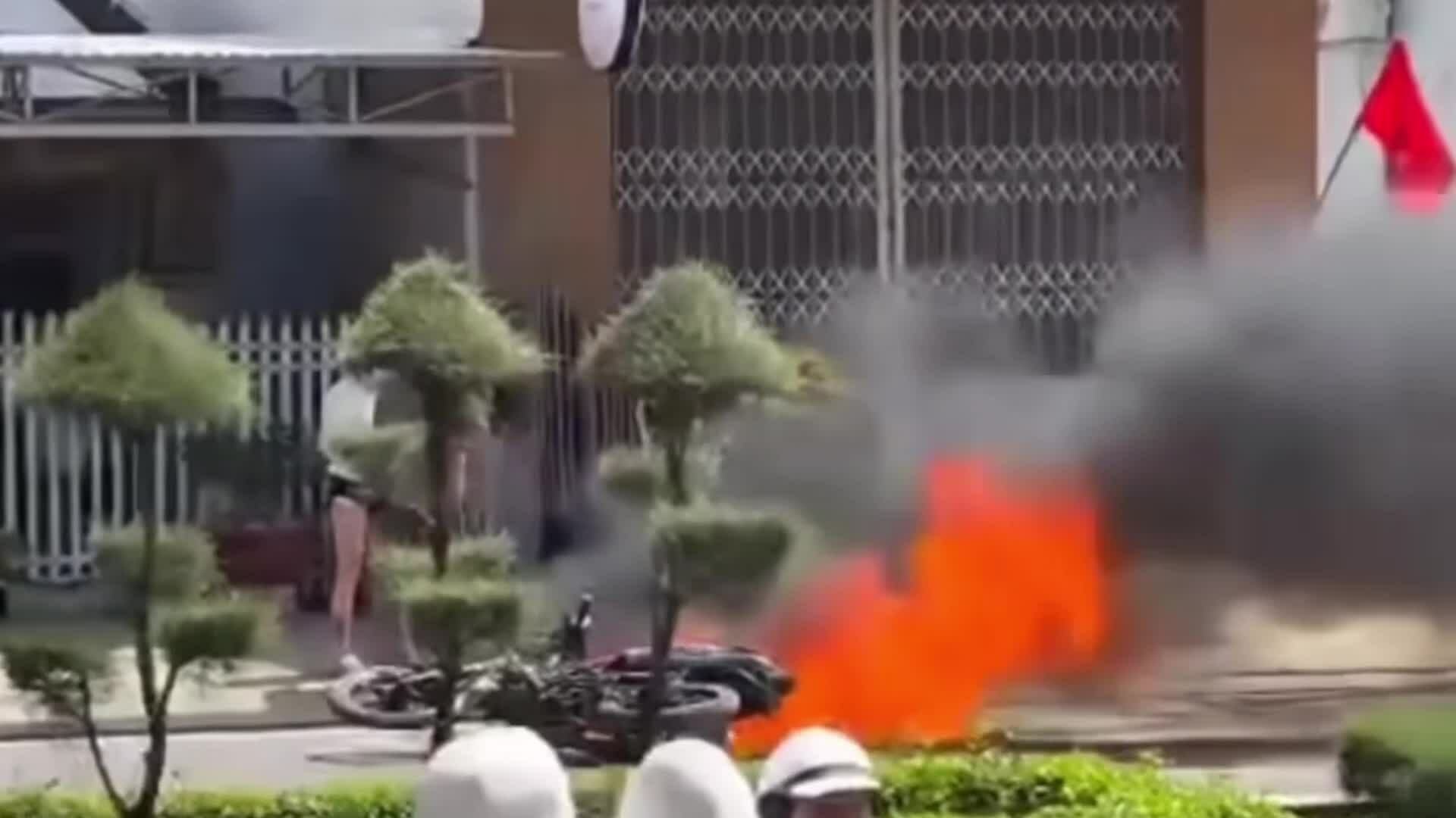 Đốt xe máy trước mặt cảnh sát khi bị kiểm tra