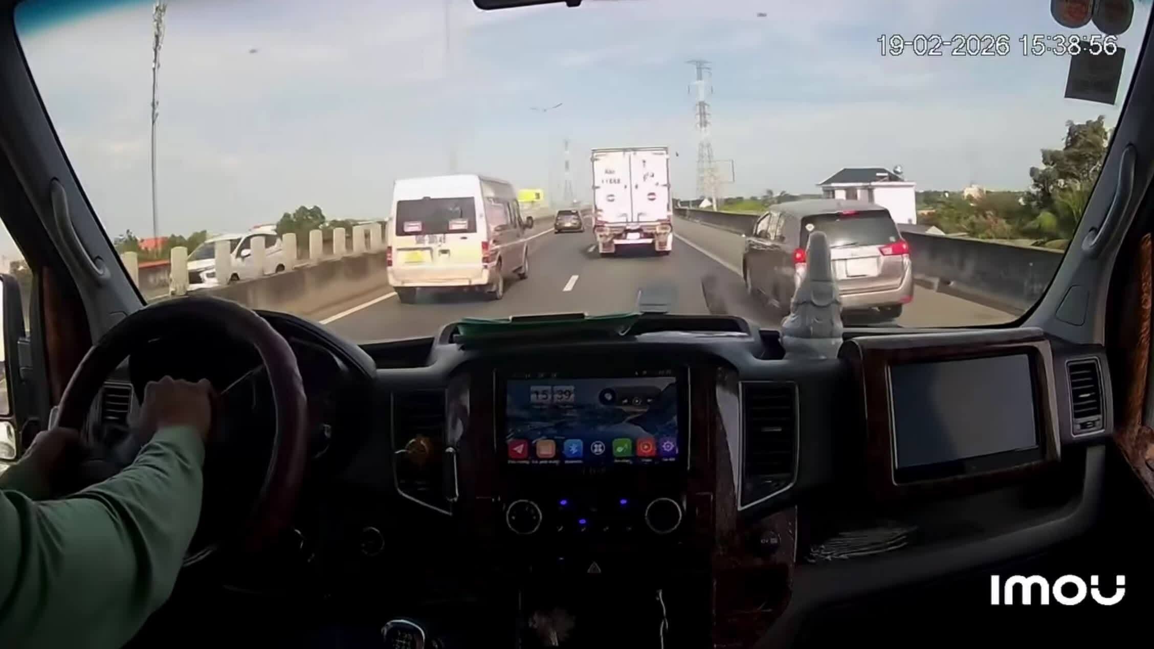 Ôtô bung bánh trên cao tốc khiến xe sau cán phải