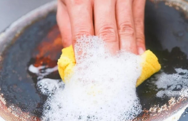 Tuyệt chiêu làm sạch nồi bị cháy sáng ngay như mới - Ảnh 2.