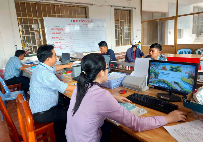 Nhiều địa phương chạy đua tăng thu nhập cho cán bộ, công chức - Ảnh 1.