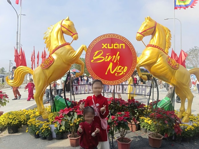 VIDEO: Người dân nô nức đi lễ đền ông Hoàng Mười cầu an đầu năm - Ảnh 11.