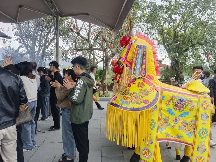 VIDEO: Người dân nô nức đi lễ đền ông Hoàng Mười cầu an đầu năm - Ảnh 6.