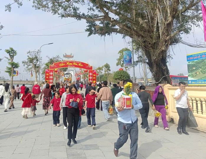 VIDEO: Người dân nô nức đi lễ đền ông Hoàng Mười cầu an đầu năm - Ảnh 7.