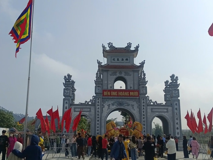 VIDEO: Người dân nô nức đi lễ đền ông Hoàng Mười cầu an đầu năm - Ảnh 1.