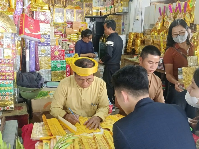 VIDEO: Người dân nô nức đi lễ đền ông Hoàng Mười cầu an đầu năm - Ảnh 5.