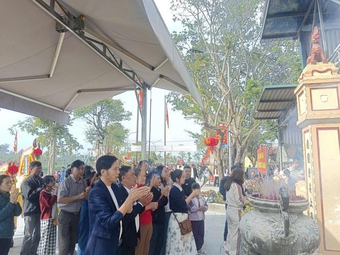 VIDEO: Người dân nô nức đi lễ đền ông Hoàng Mười cầu an đầu năm - Ảnh 9.