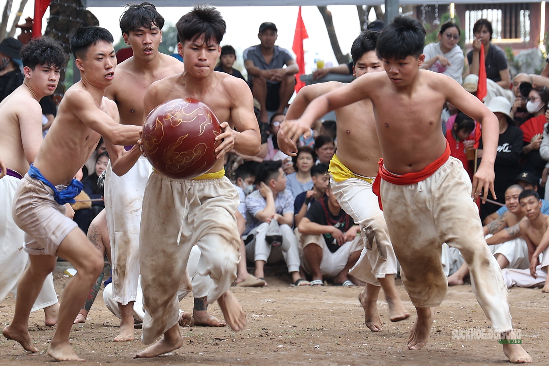 Hà Nội: Trai làng Thúy Lĩnh mình trần quyết liệt giữ cầu ngày Xuân- Ảnh 4.
