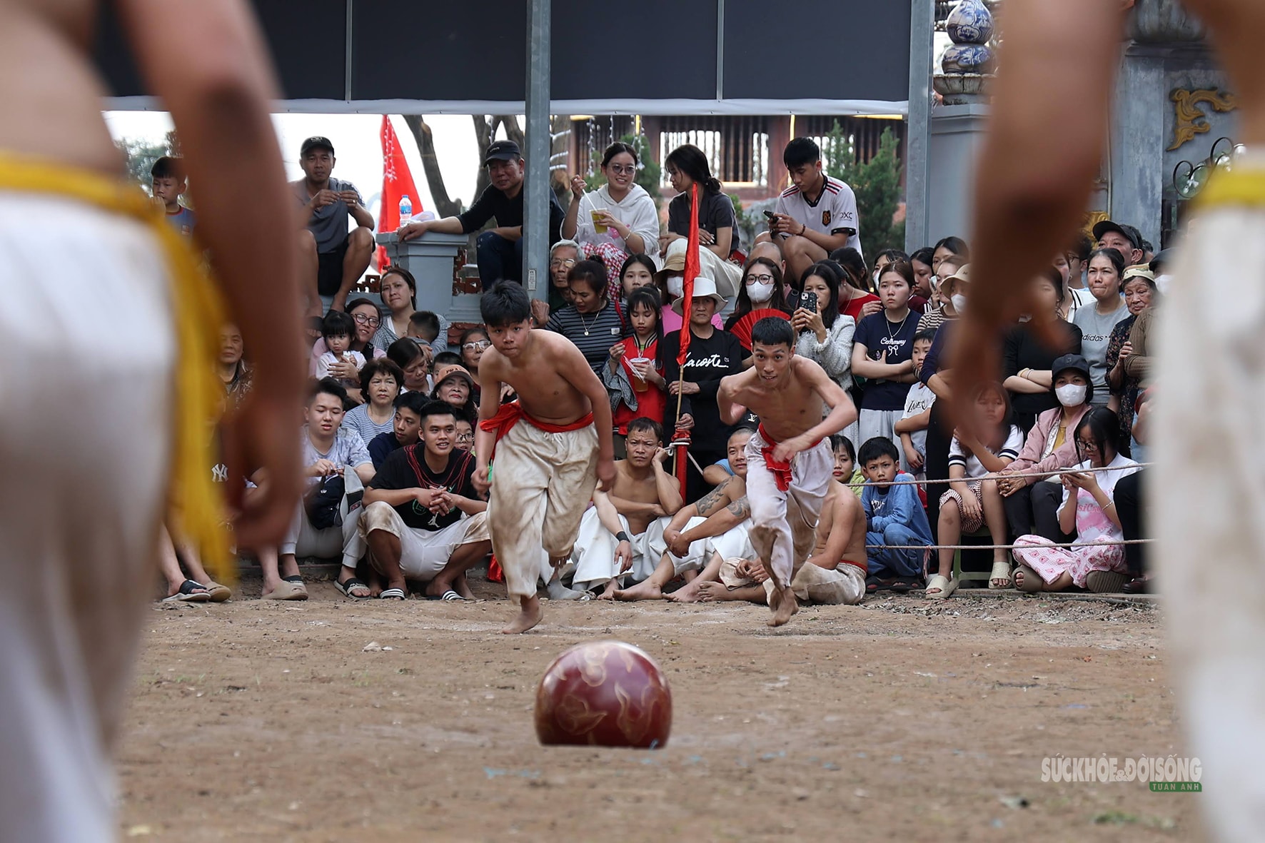 Hà Nội: Trai làng Thúy Lĩnh mình trần quyết liệt giữ cầu ngày Xuân- Ảnh 2.